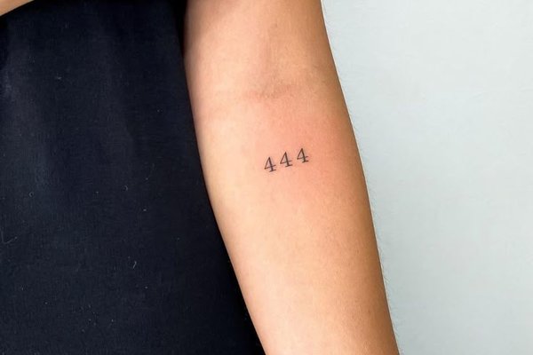 Mały tatuaż 444 na wewnętrznej stronie ramienia