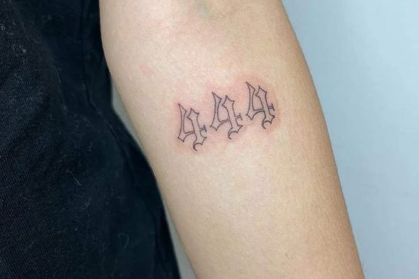 Tatuaż 444 w ozdobnym stylu
