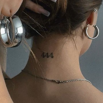Mały tatuaż 444 na karku