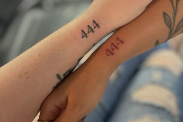 Dwa małe tatuaże 444 na rękach