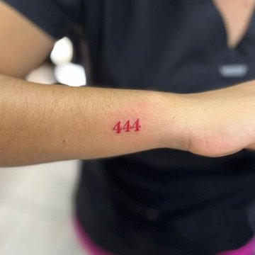 Czerwony tatuaż 444 na ręce