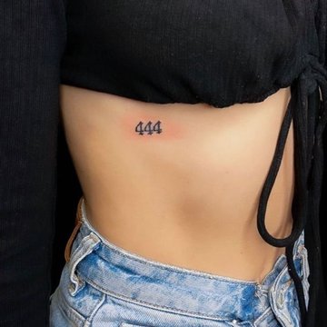 Tatuaż 444 przy żebrach