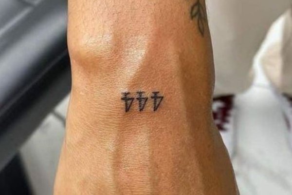 Tatuaż 444 na skórze