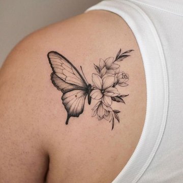 Tatuaż z motylem i kwiatem na ramieniu