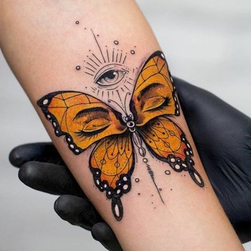 Tatuaż motyl z okiem i ozdobnymi detalami