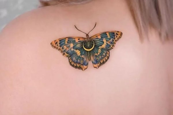 Kolorowy tatuaż motyla na plecach