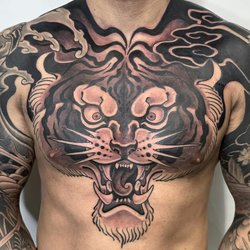 Tatuaże Męskie na Klatce Piersiowej