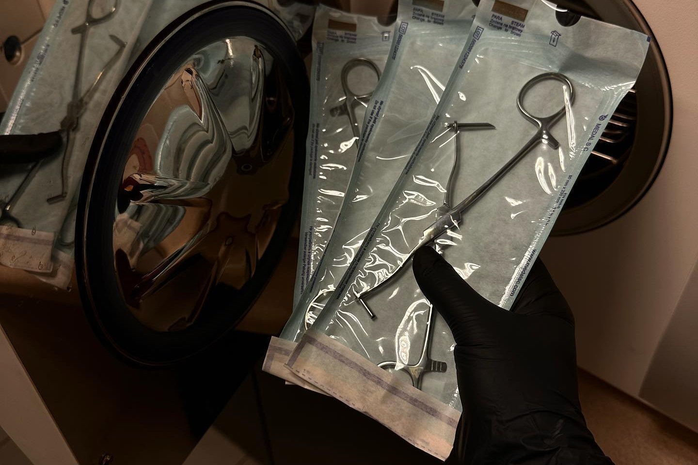 Sterylne narzędzia do piercingu wyjęte z autoklawu