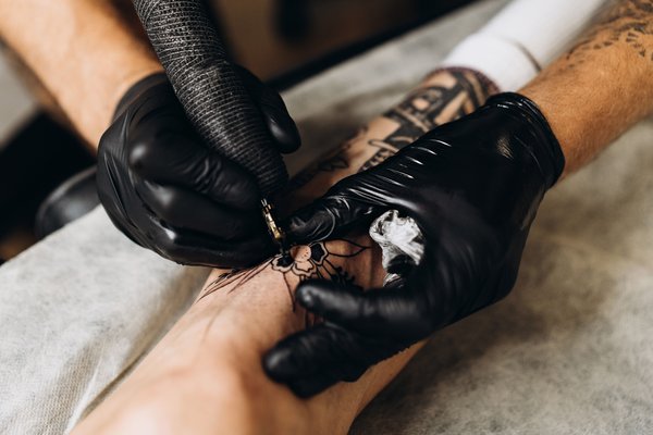 Wykonywanie tatuażu na przedramieniu w VEAN TATTOO