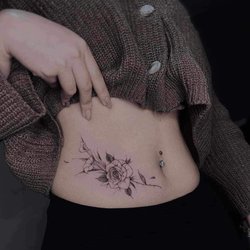 Tatuaże Damskie na Brzuchu