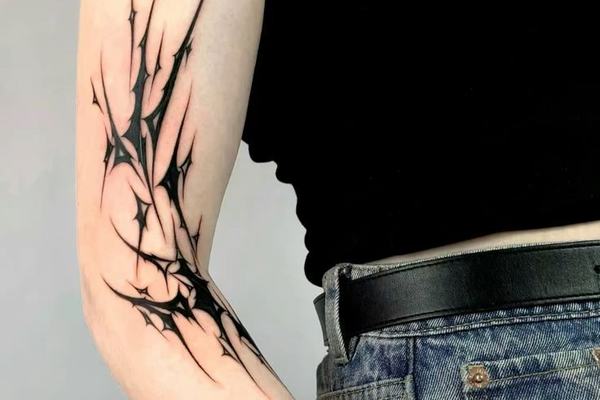 Tribal na ramieniu: czarne wypełnienia, ostre linie