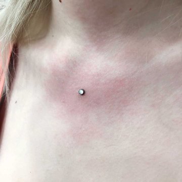 Microdermal na dekolcie – pojedynczy kryształek