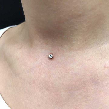 Microdermal na dekolcie 