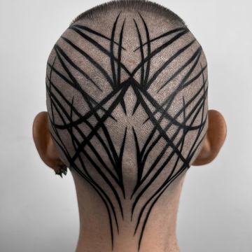 Świeży tatuaż na skórze głowy