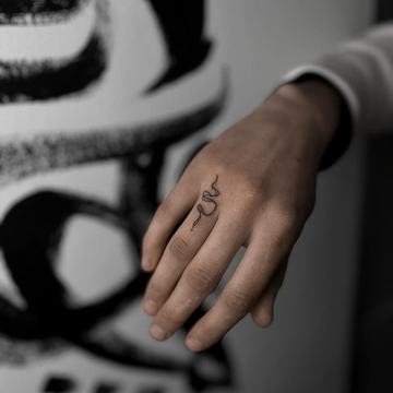 Cienki tatuaż węża na palcu — trudna strefa
