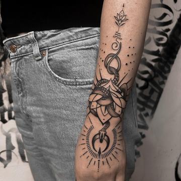 Czarny tatuaż z detalami na dłoni i przedramieniu
