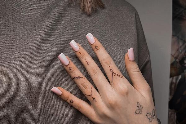 Cienkie tatuaże na palcach i dłoni — trudna strefa