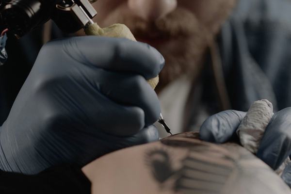 Sesja tatuażu — unikaj błędów w gojeniu