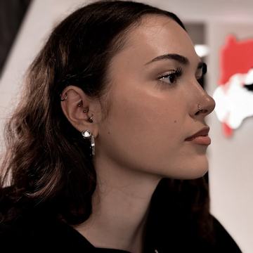 Profil osoby z nostril piercingiem
