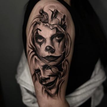 Tatuaż na ramieniu — unikaj tarcia, wody i gorąca