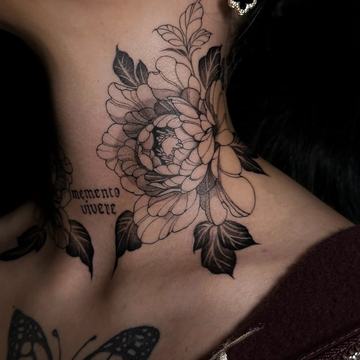 Tatuaż na szyi — unikaj tarcia, wody i gorąca