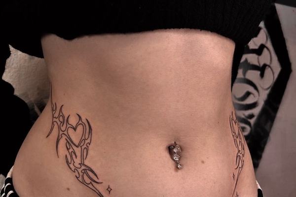 Świeży tatuaż na biodrach — unikaj tarcia przy gojeniu