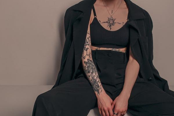 Kompozycja czarnych tatuaży na klatce i ramieniu