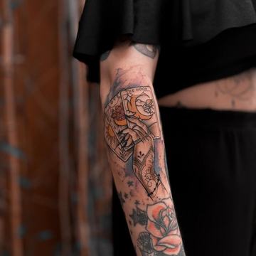 Przedramię: kompozycja czarnych tatuaży, różna skala