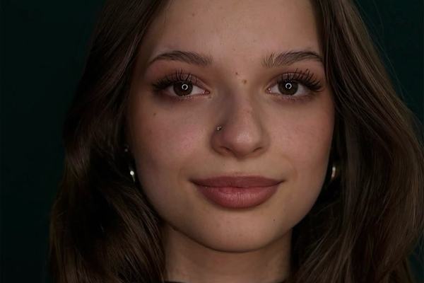 Nostril piercing – sztyft w skrzydełku nosa