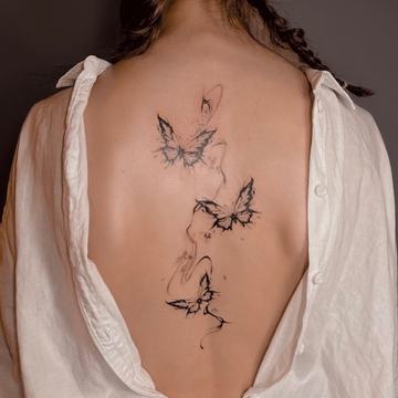 Świeży tatuaż na plecach: noś luźne ubrania bez tarcia