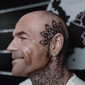 Tatuaż na głowie — unikaj tarcia i złej pielęgnacji