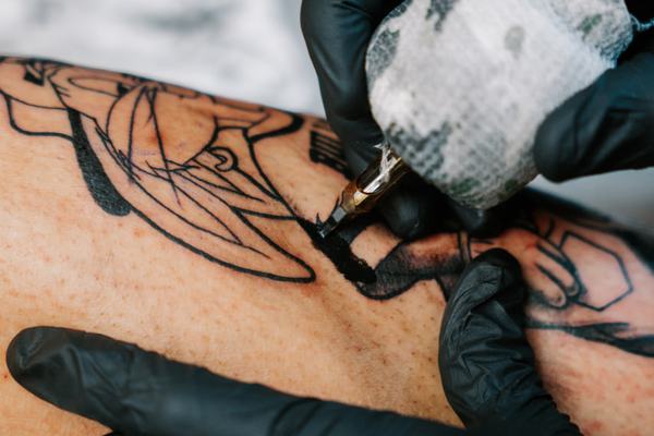 Tatuaż w rękawiczkach: bezpieczny, higieniczny proces
