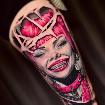 Świeży tatuaż na udzie — unikaj tarcia i wody