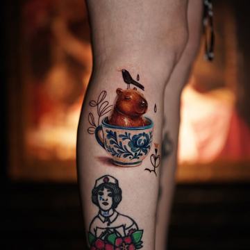 Kompozycja tatuaży na nodze: różna skala i style