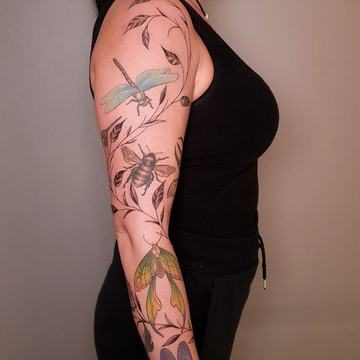 Tatuaż rękaw: owady i liście, widoczny element stylu