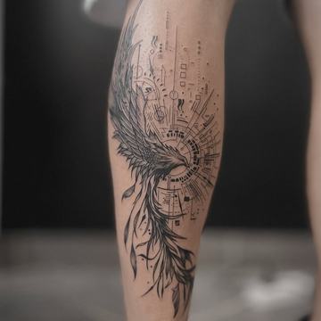 Widoczny tatuaż na łydce: liście i techniczna grafika