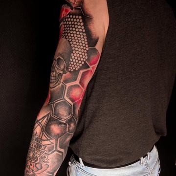 Tatuaż rękaw: sześciokąty i czaszka, wyrazisty akcent