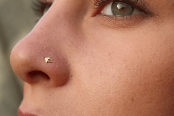 piercing-nariz-pedra-piramide.png