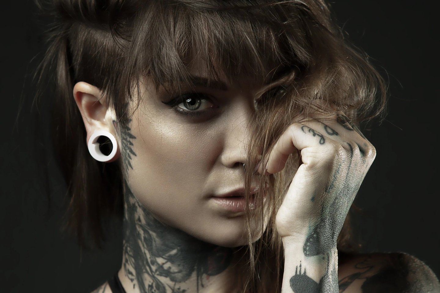 plug-gauge-earrings-tunnel-1_2000x.jpg