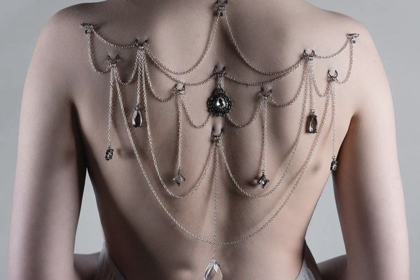 Play piercing: łańcuszki i kryształy na plecach