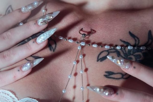 Play piercing na dekolcie z łańcuszkiem i perłami