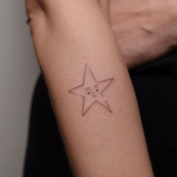 Delikatny tatuaż gwiazda na przedramieniu