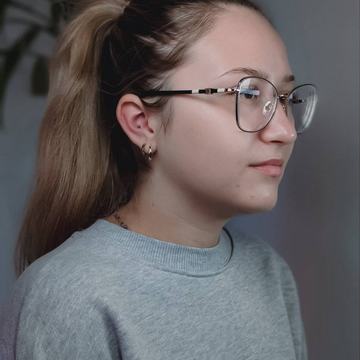 Profil osoby z kolczykami w uchu - VEAN TATTOO Olsztyn