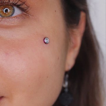 Microdermal pod okiem – pojedynczy kryształek