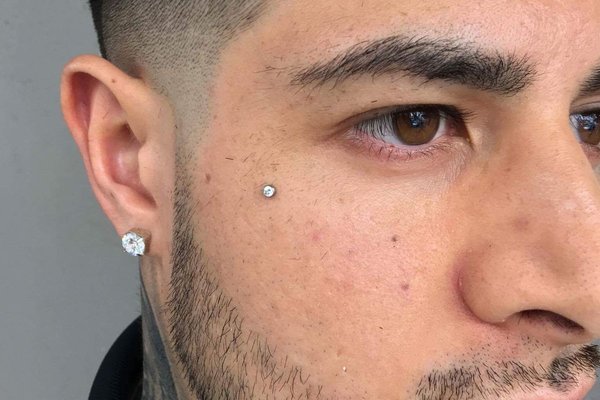 Microdermal pod okiem – punktowa ozdoba twarzy