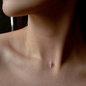 Microdermal na dekolcie – pojedynczy kryształek