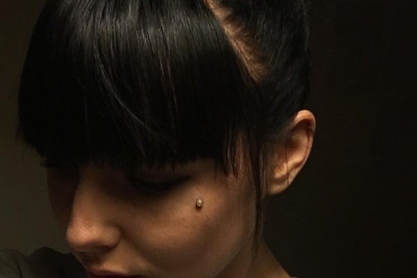 Microdermal pod okiem – punktowa ozdoba twarzy