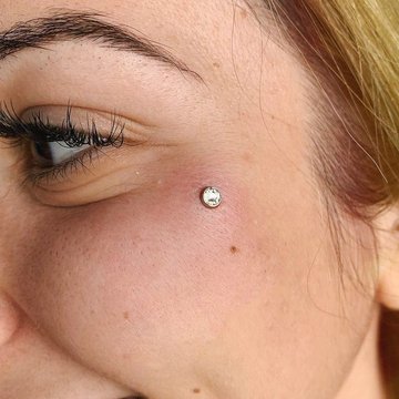 Microdermal pod okiem – punktowa ozdoba twarzy