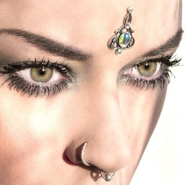 Microdermal na czole, łezka między brwiami