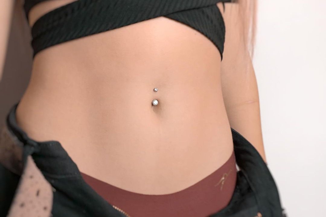 Profesjonalny piercing pępka — VEAN TATTOO Opole